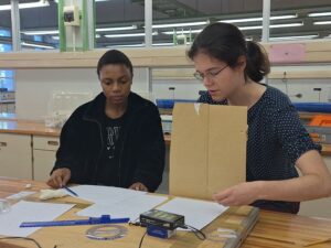 Nondumiso Diamini and Elisabeth Meusert discussing quantum optical experiments (Dr. Angela Fösel/FAU)